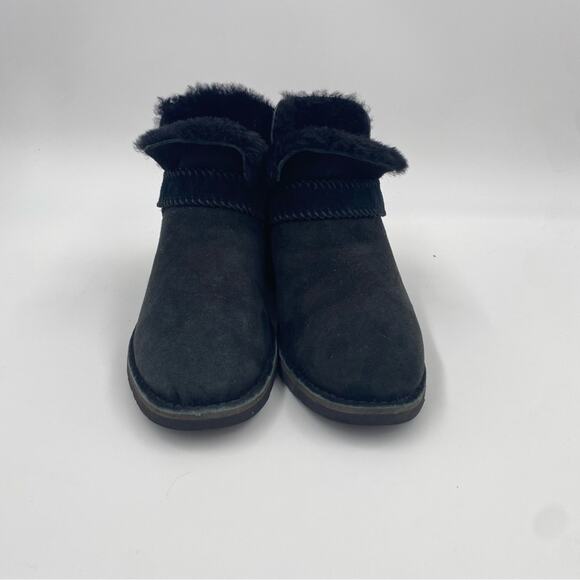 UGG Women's Mckay Winter Boot black short sheepskin almost new size 10.5 - Picture 11 of 11